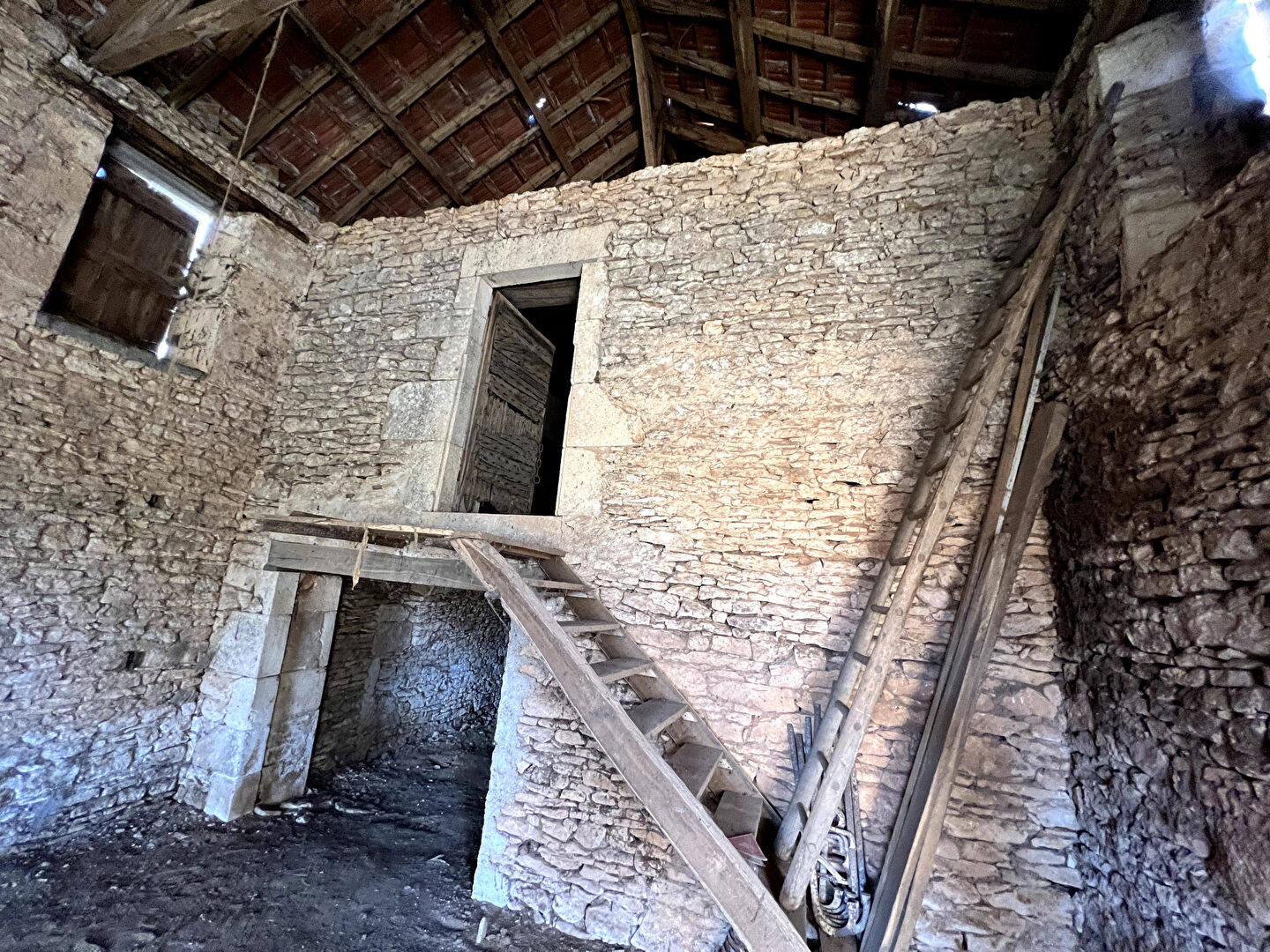 Grange PUY L EVEQUE (46700) 1 pi&egrave;ce 100.00 m&sup2;