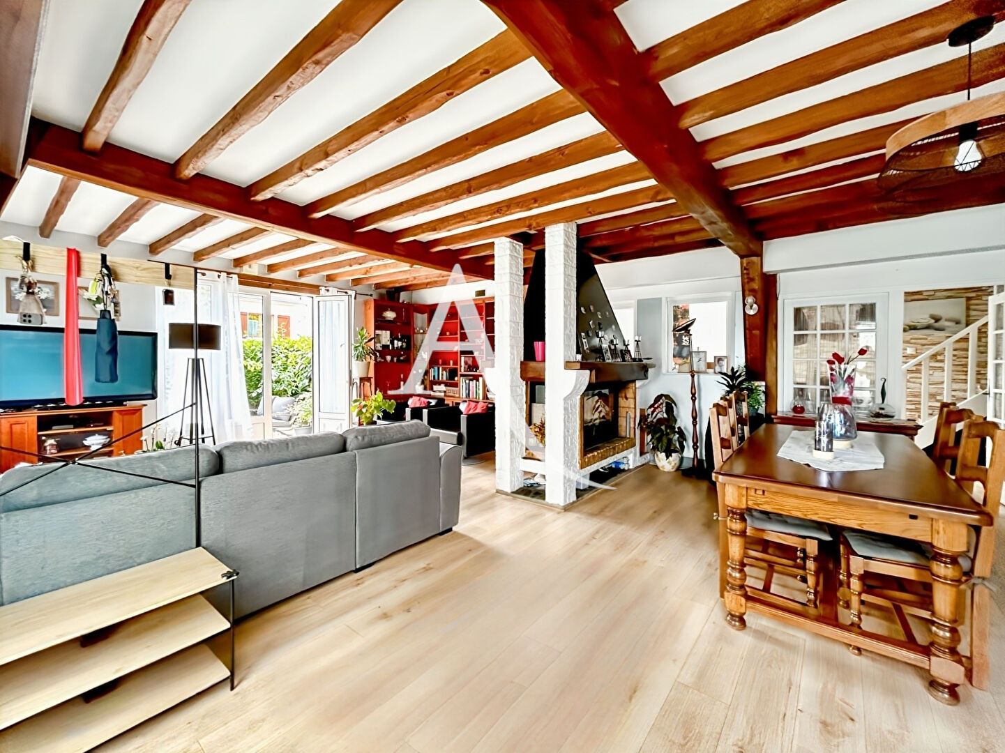 à 2 km de Fontenay-le-Fleury 435 000 € Maison 8 pièces , 5 chambres 143.00 m² Avec jardin, garage/box Voir le bien