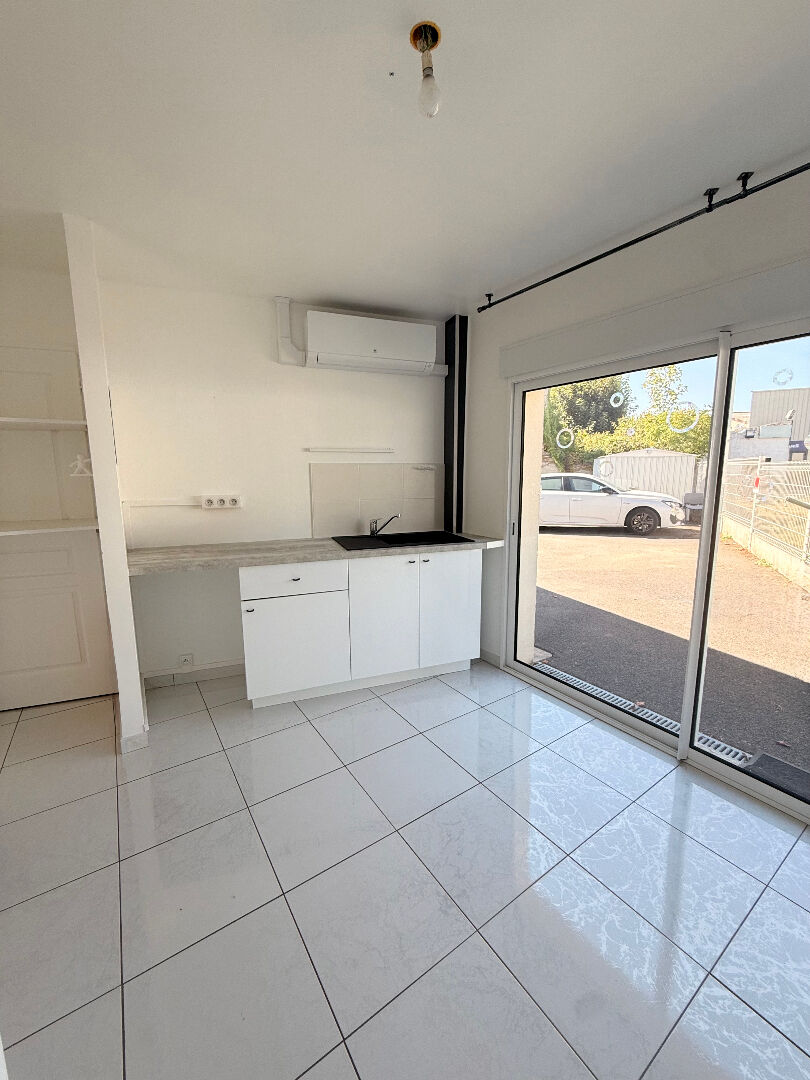 Local commercial SOISSONS (02200) 2 pi&egrave;ces 33.00 m&sup2;