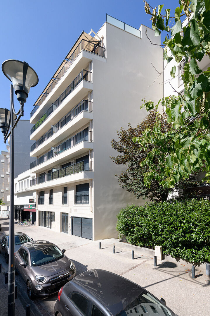 Courbevoie (92) 998 000 € Appartement 4 pièces , 3 chambres 117.92 m² Voir le bien