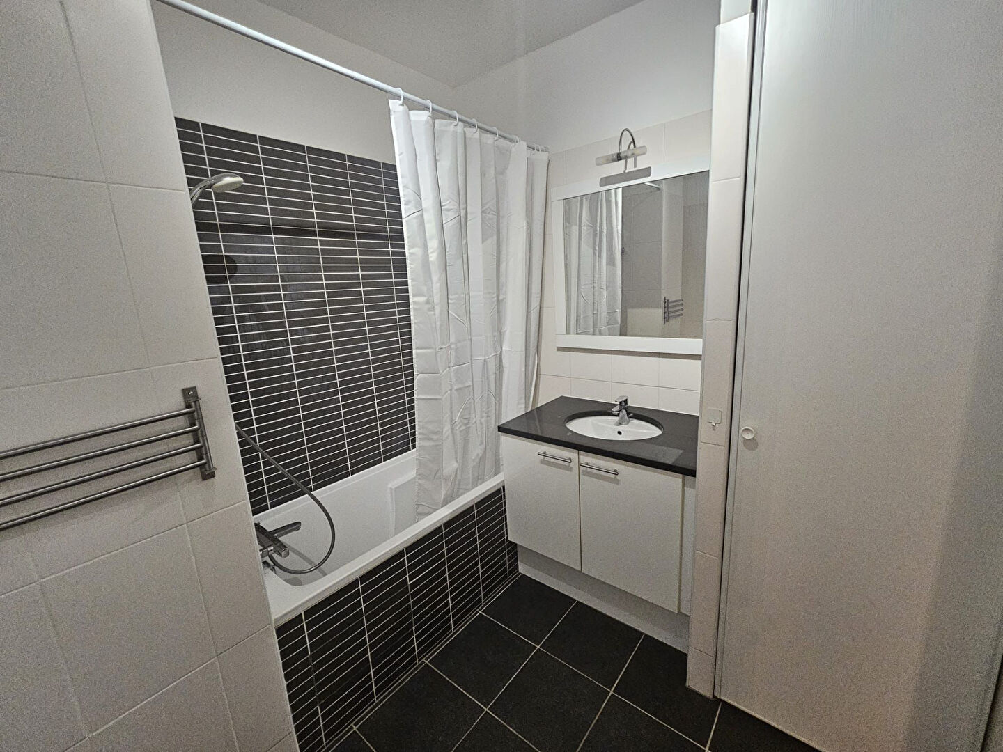 Charenton-le-Pont (94) 1 400 € / mois cc Appartement 2 pièces , 1 chambre 39.80 m² Meublé Avec jardin Voir le bien