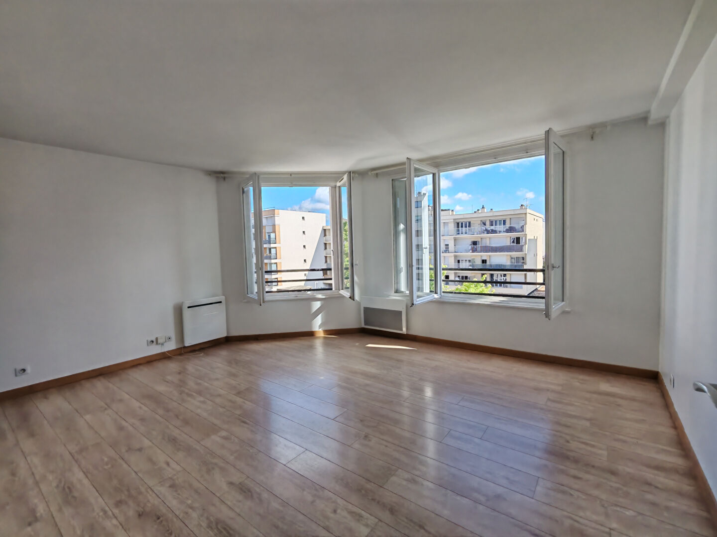 à 10 km de Écouen Exclusif 200 000 € Appartement 2 pièces , 1 chambre 48.02 m² Voir le bien