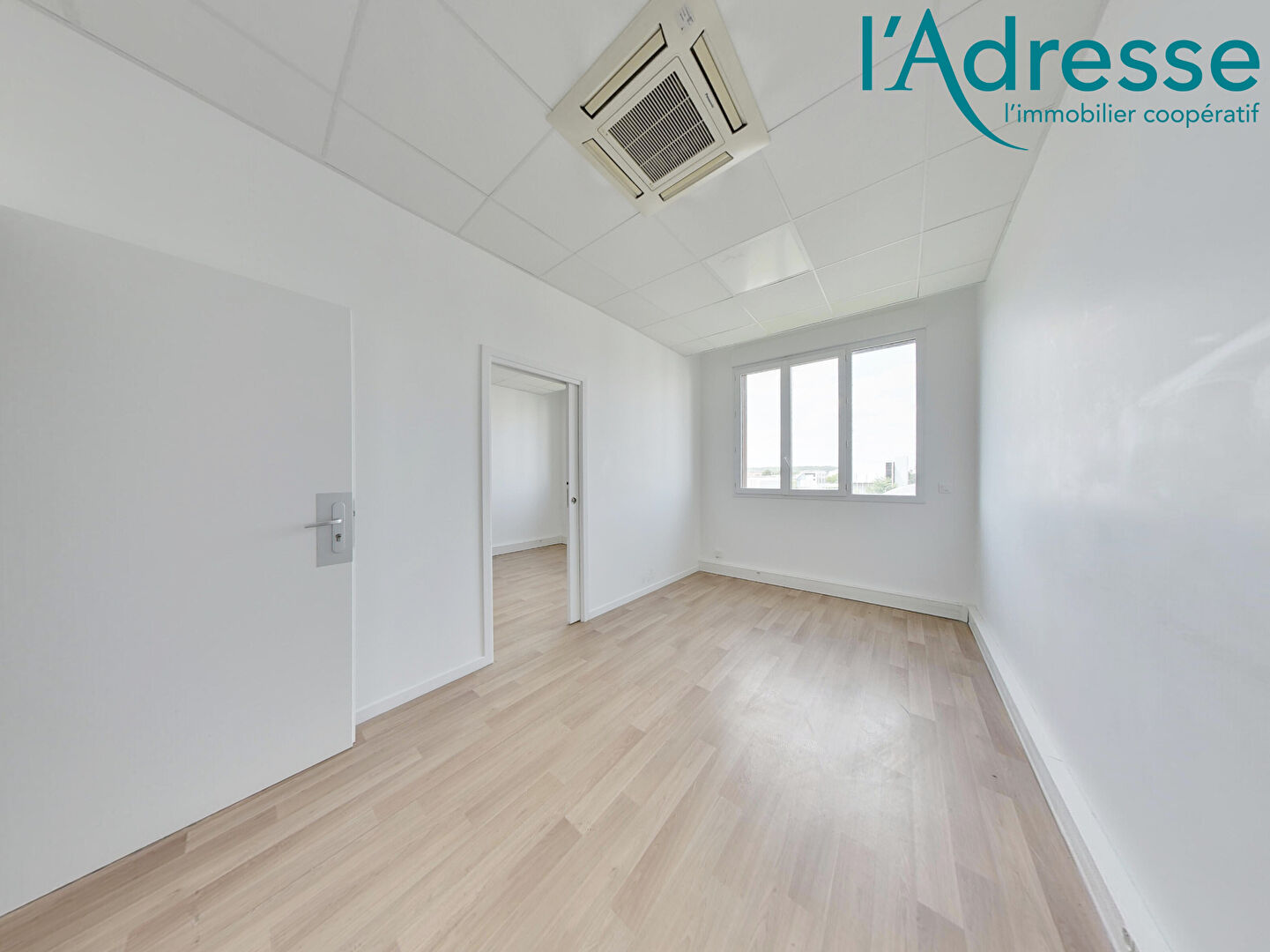 Noisy-le-Grand (93) 810 € / mois cc Bureaux 33.84 m² Voir le bien