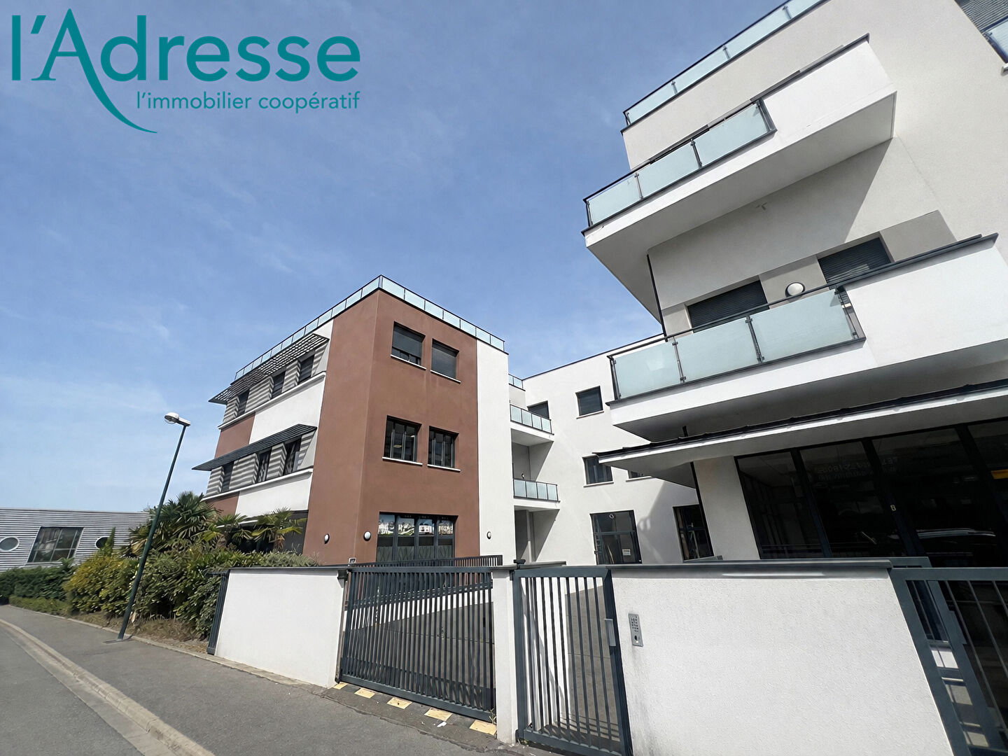 Noisy-le-Grand (93) Exclusif 3 100 000 € Entrepôt / Local industriel 30 pièces 2643.00 m² Avec terrasse, garage/box