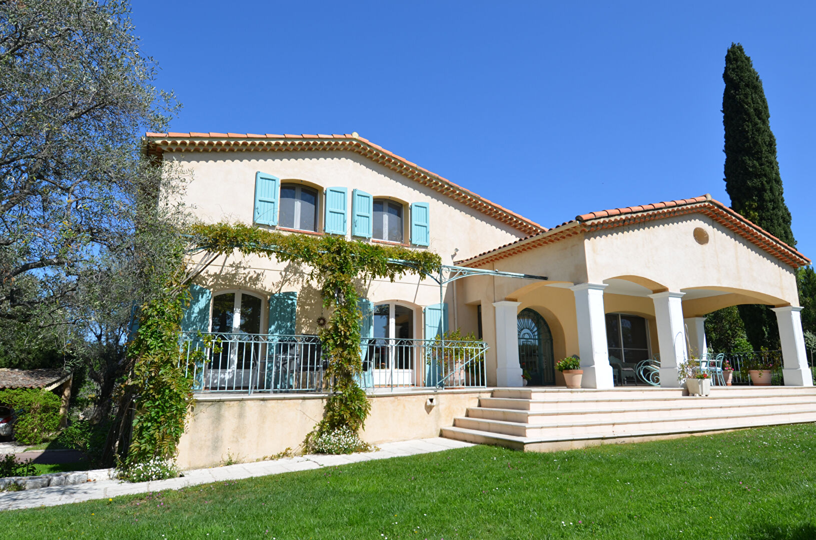 Maison CHATEAUNEUF GRASSE (06740) 8 pièces 250.00 m²