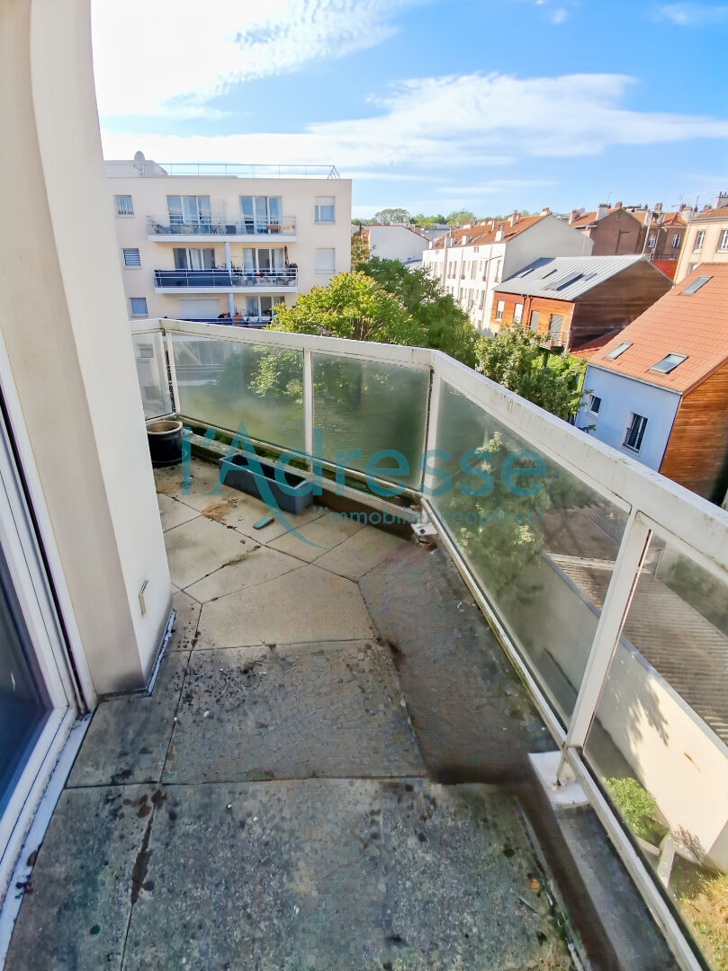 Suresnes (92) 265 000 € Appartement 1 pièce 27.78 m² Avec balcon Voir le bien