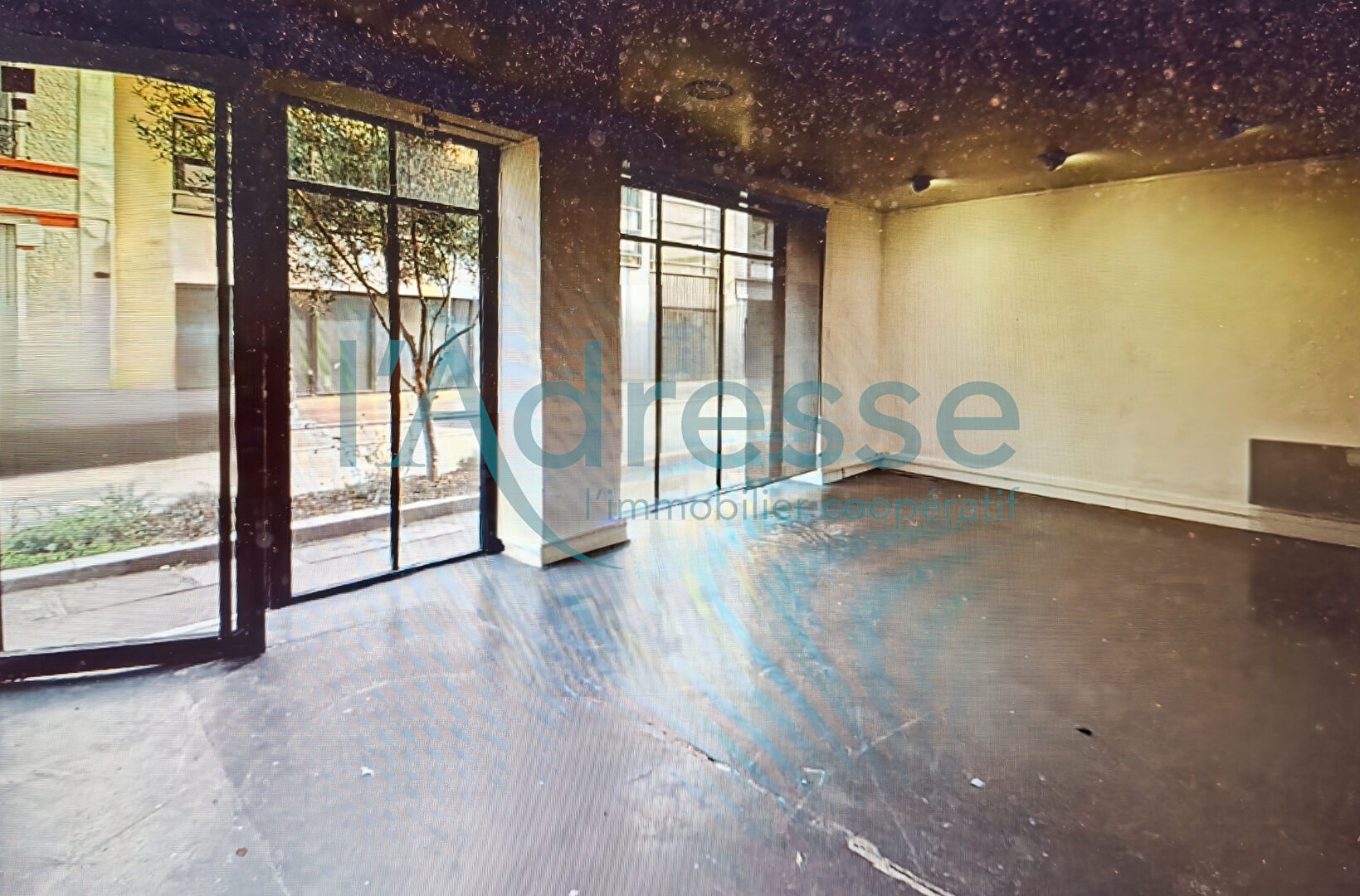 Local commercial SURESNES (92150) 53.00 m&sup2;