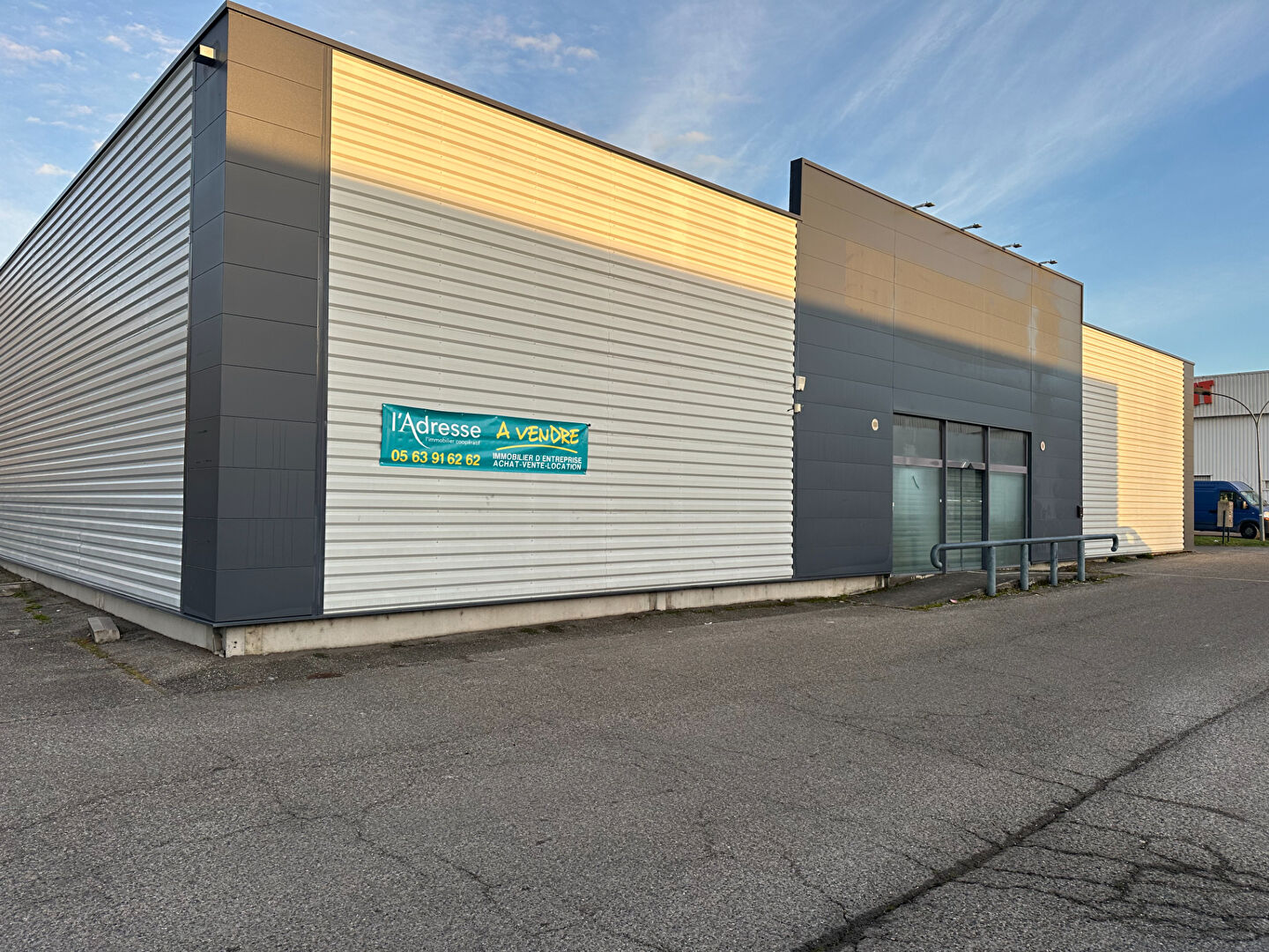 Local commercial CAUSSADE (82300) 600.00 m&sup2;