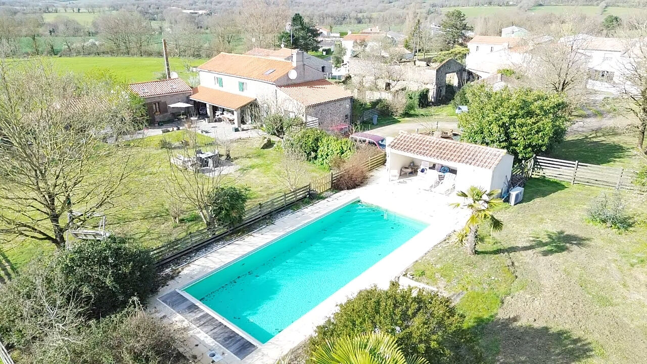 Maison LE POIRE SUR VIE (85170) 7 pi&egrave;ces 181.00 m&sup2;