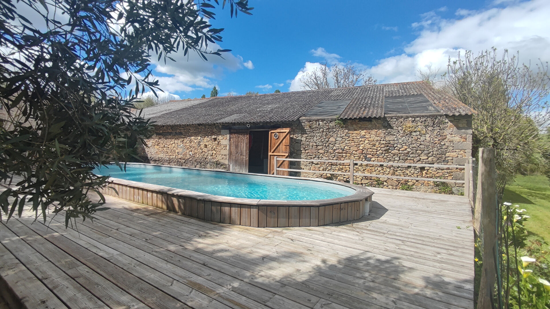 Grange LE POIRE SUR VIE (85170) 4 pièces 248.00 m²