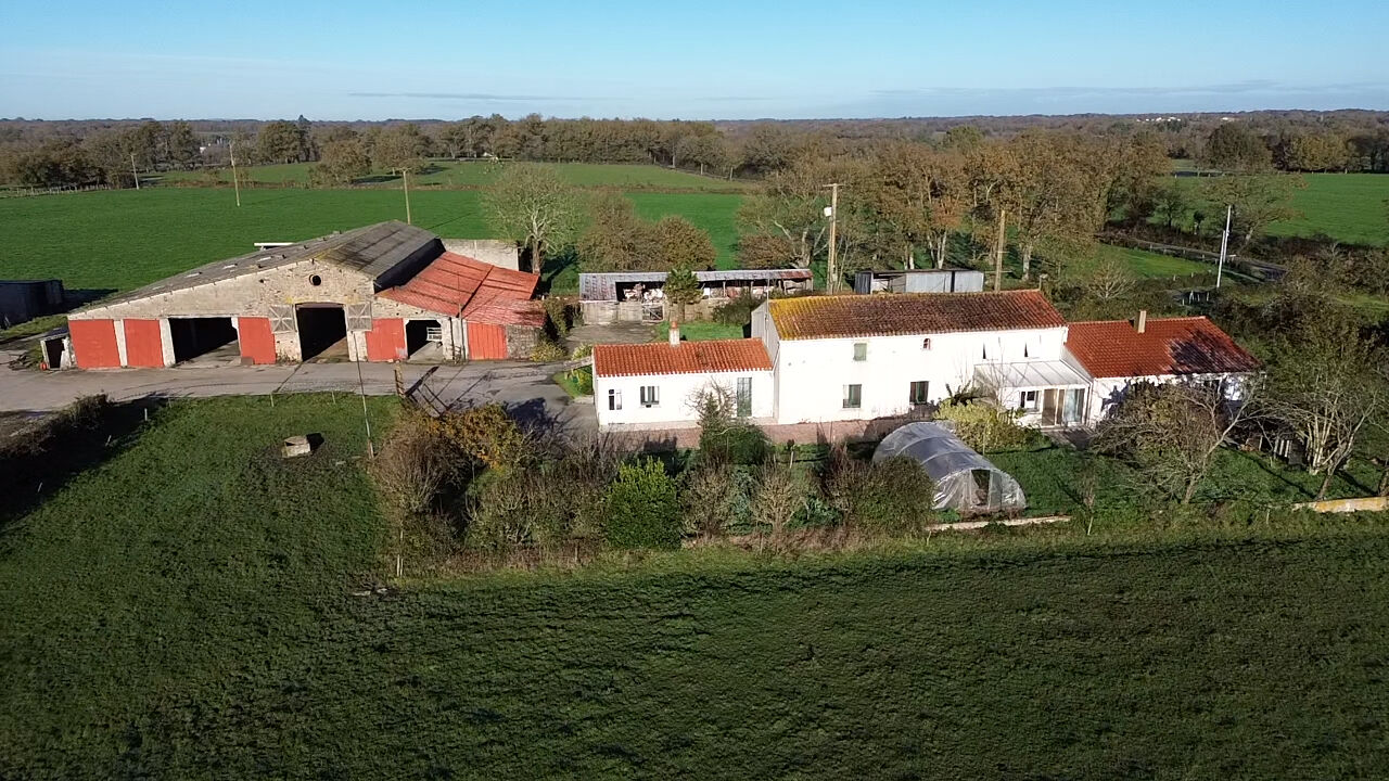 Ferme LE POIRE SUR VIE (85170) 9 pièces 230.00 m²