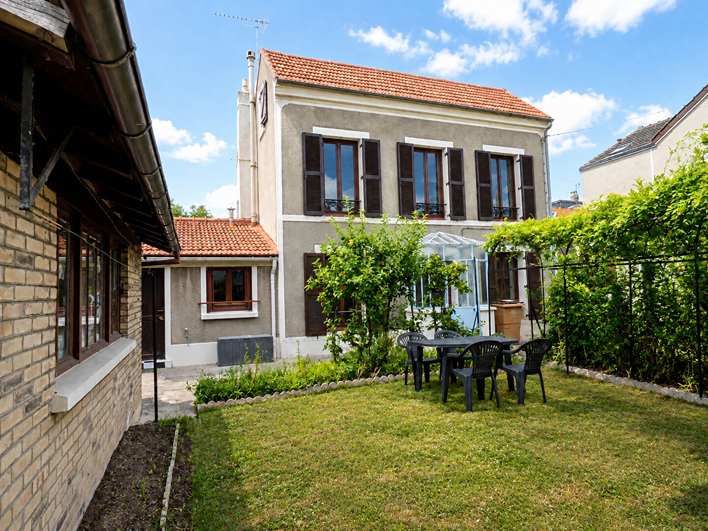 Villemomble (93) 349 000 € Maison 4 pièces , 2 chambres 78.00 m² Avec jardin, garage/box Voir le bien