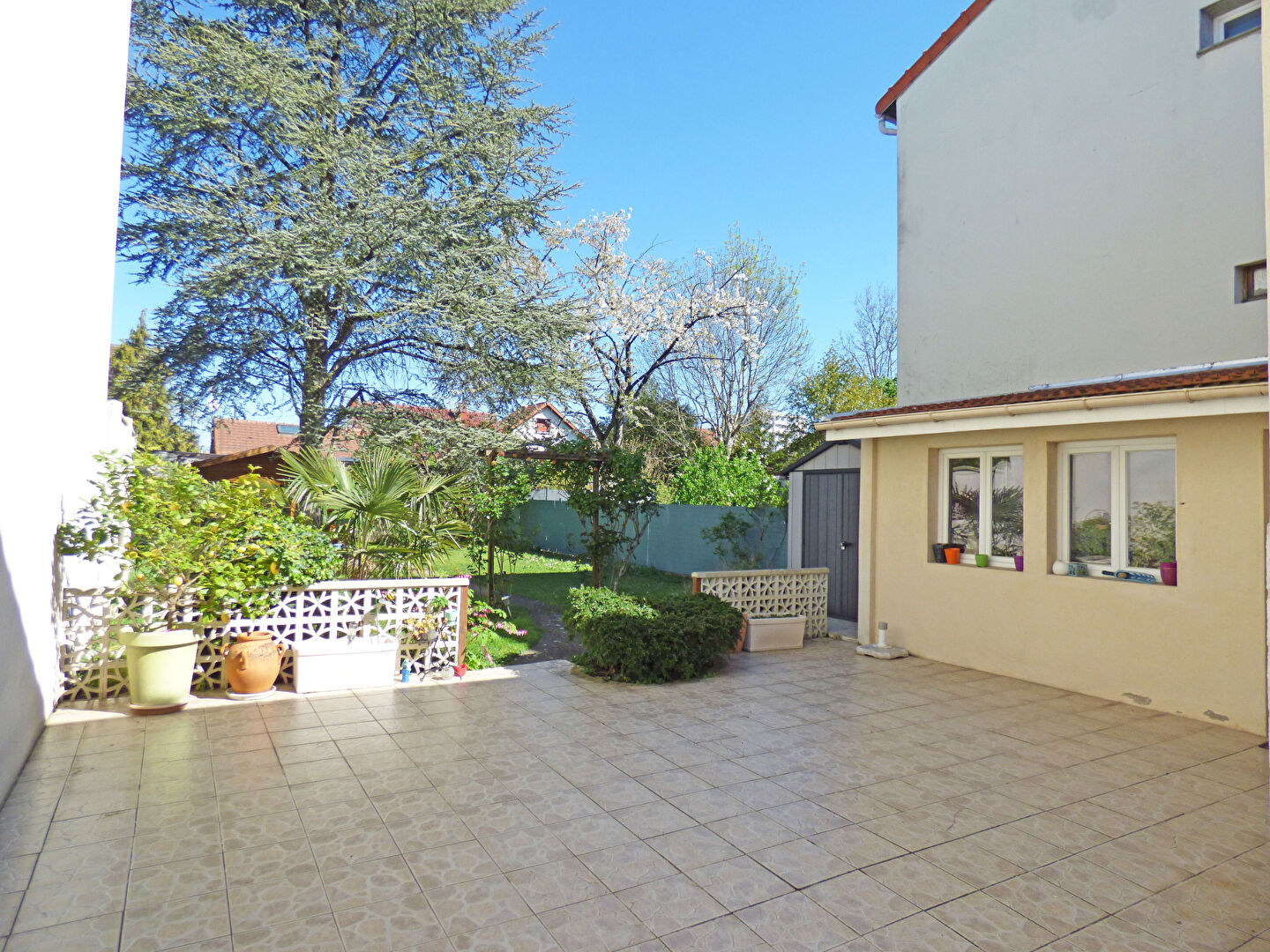 Gagny (93) Exclusif 316 000 € Maison 5 pièces , 3 chambres 97.00 m² Avec jardin, garage/box Voir le bien