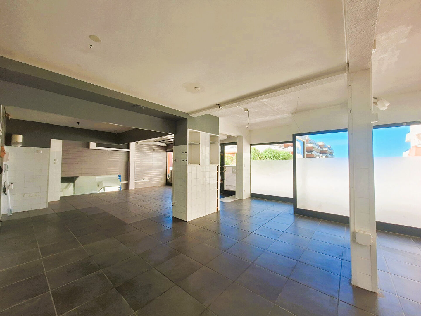Local commercial SETE (34200) 3 pi&egrave;ces 84.00 m&sup2;