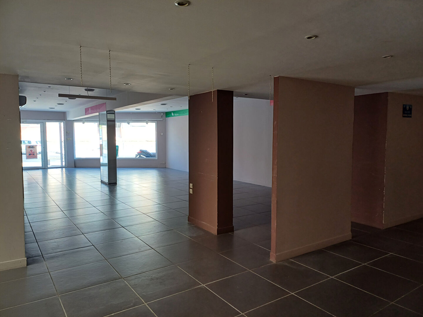 Local commercial SETE (34200) 2 pi&egrave;ces 143.02 m&sup2;