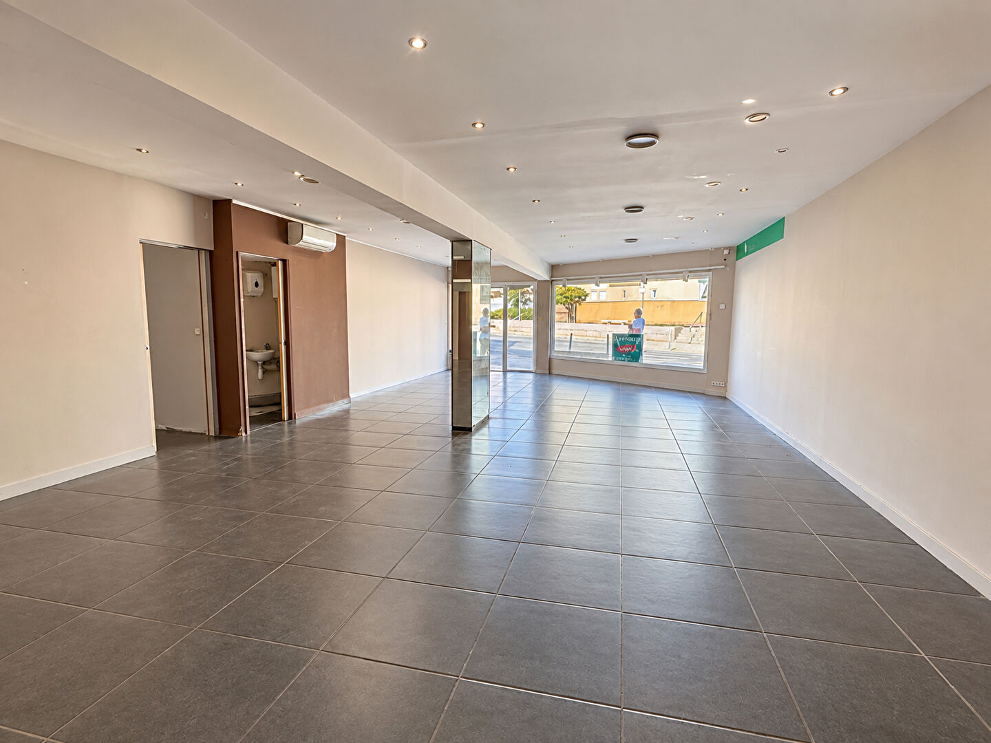 Local commercial SETE (34200) 2 pi&egrave;ces 143.02 m&sup2;