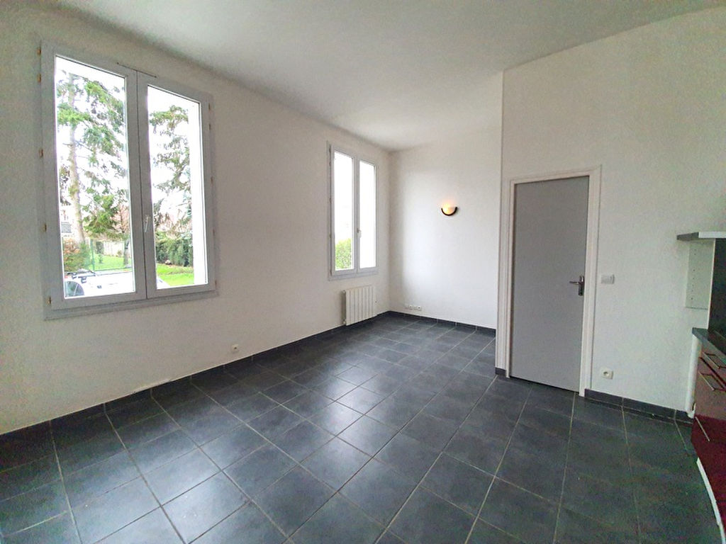 Sainte-Geneviève-des-Bois (91) 703 € / mois cc Appartement 2 pièces , 1 chambre 34.60 m² Voir le bien