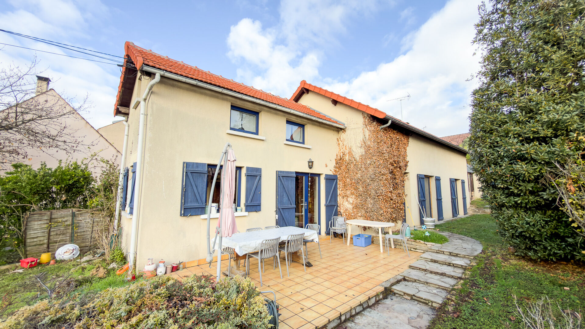 Crosne (91) Exclusif 379 000 € Maison 8 pièces , 4 chambres 159.00 m² Avec jardin, terrasse Voir le bien