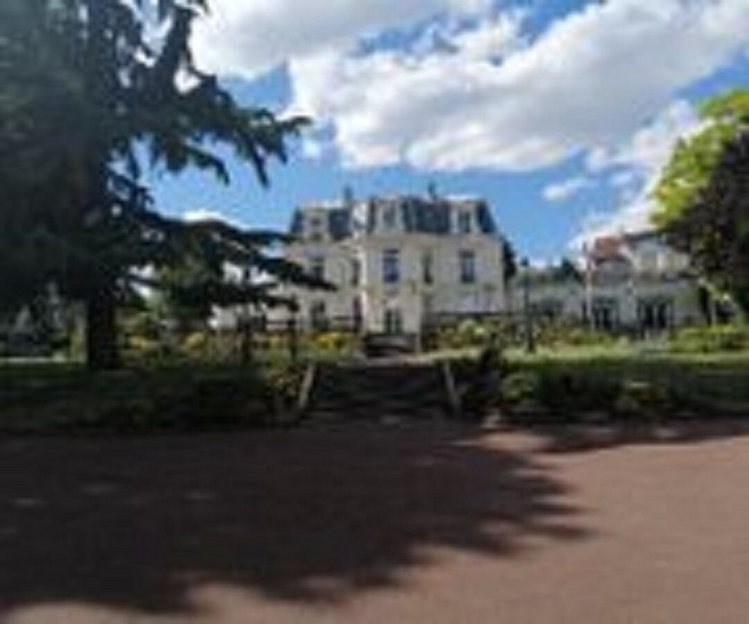 Local commercial CHAVILLE (92370) 45.02 m&sup2;