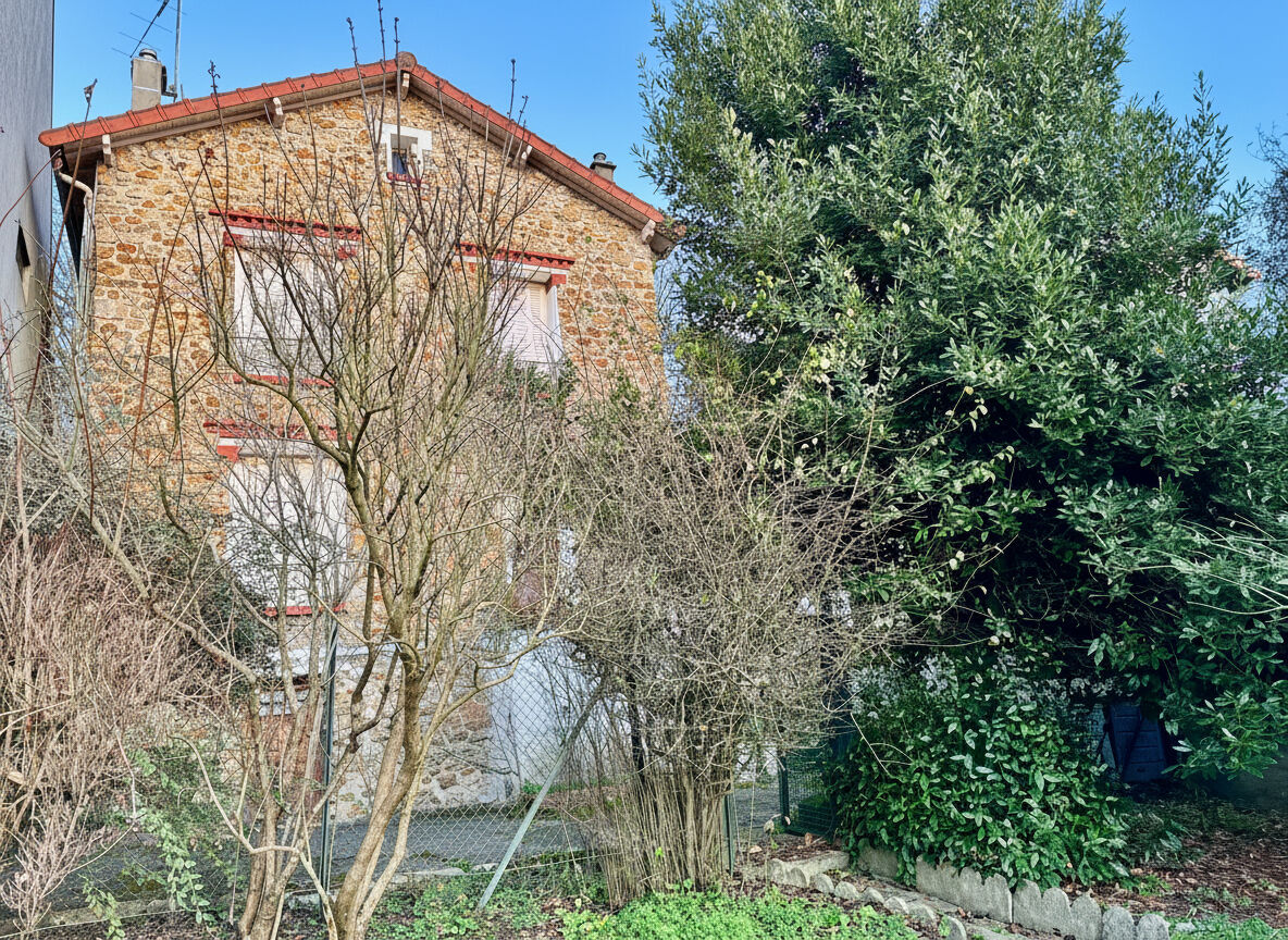 à 9 km de Saint-Cyr-l'École 935 000 € Maison 7 pièces , 4 chambres 150.00 m² Avec jardin Voir le bien