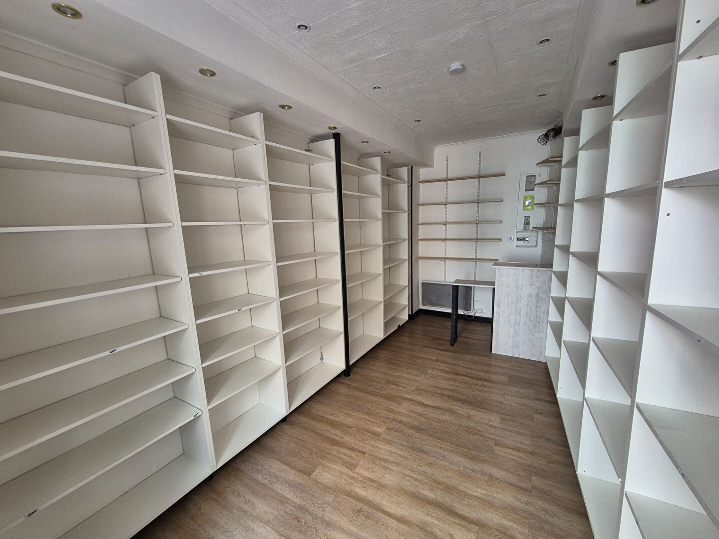 Local commercial NIMES (30000) 1 pi&egrave;ce 11.48 m&sup2;