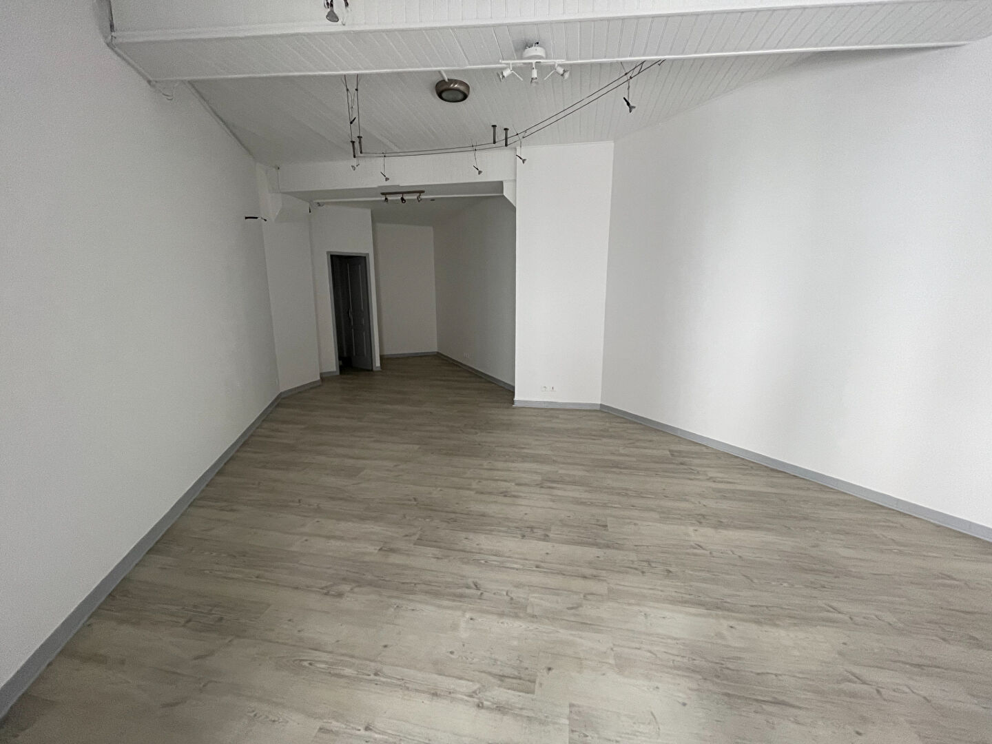 Local commercial NIMES (30000) 1 pi&egrave;ce 37.30 m&sup2;