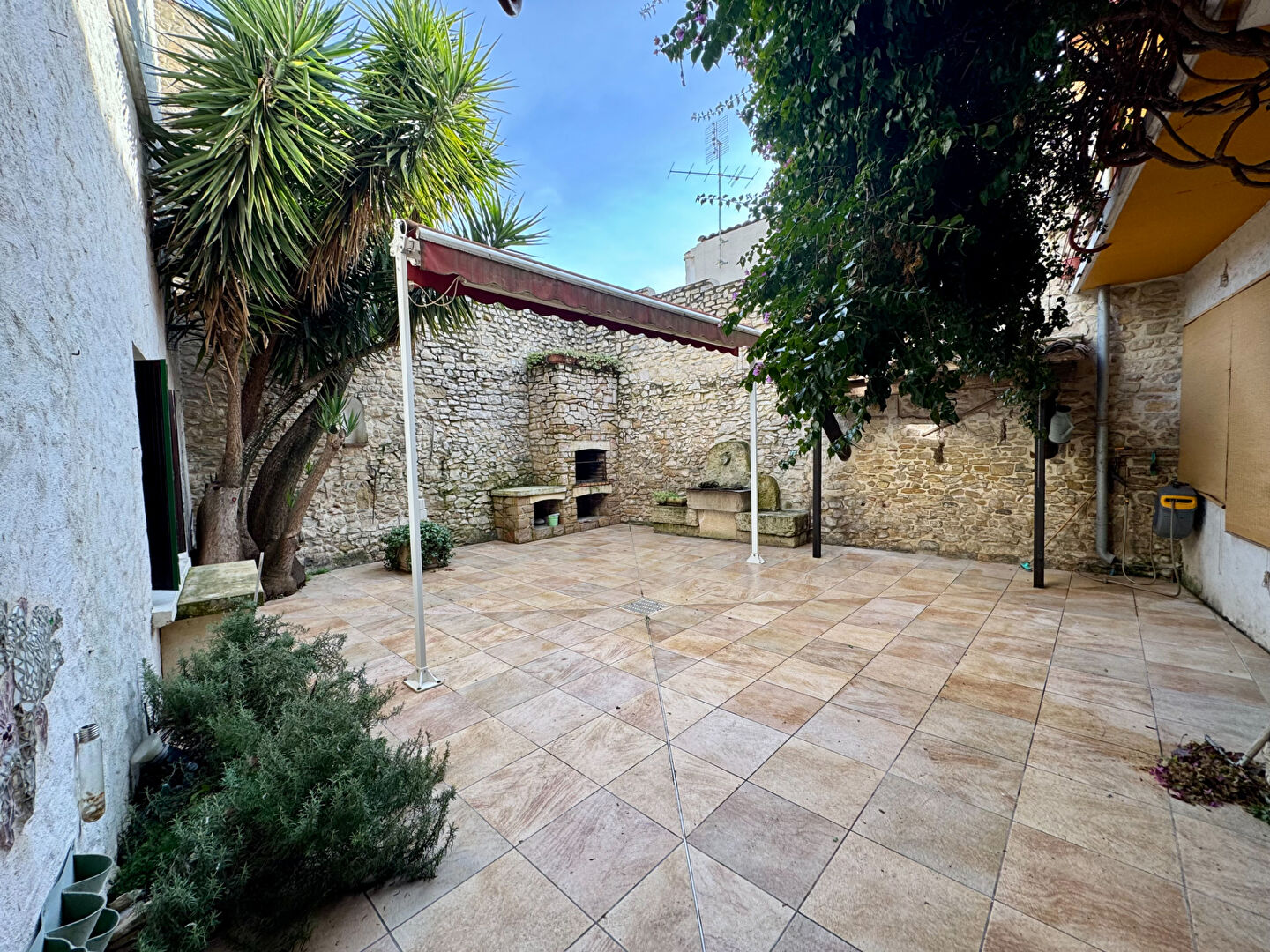 Maison MILHAUD (30540) 9 pi&egrave;ces 330.00 m&sup2;