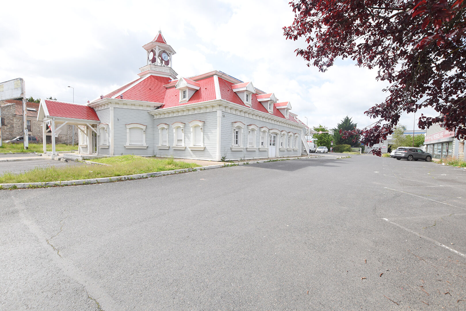 à 17 km de Us 1 667 € / mois cc Local commercial 1158.00 m² Voir le bien