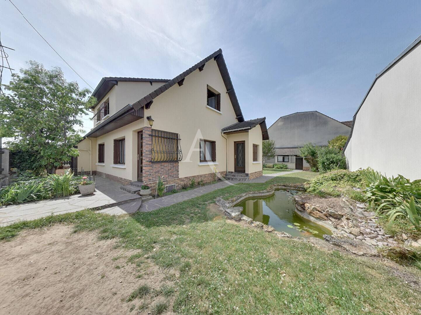 à 5 km de La Queue-en-Brie 344 900 € Maison 5 pièces , 3 chambres 112.00 m² Voir le bien
