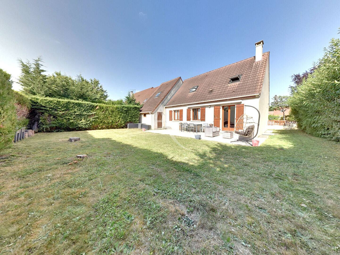 à 5 km de La Queue-en-Brie 393 000 € Maison 7 pièces , 5 chambres 118.00 m² Voir le bien
