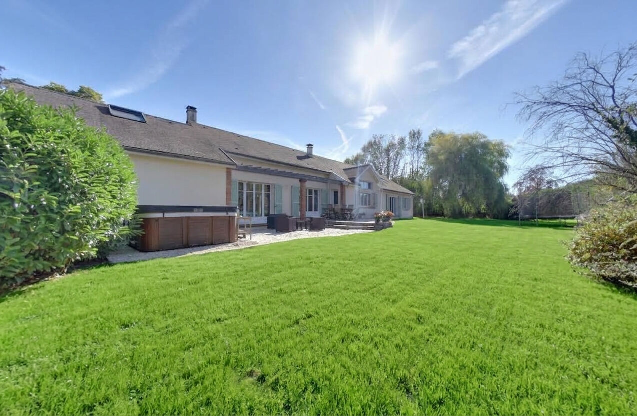Ozoir-la-Ferrière (77) 989 000 € Maison 8 pièces , 5 chambres 235.00 m² Avec jardin, garage/box