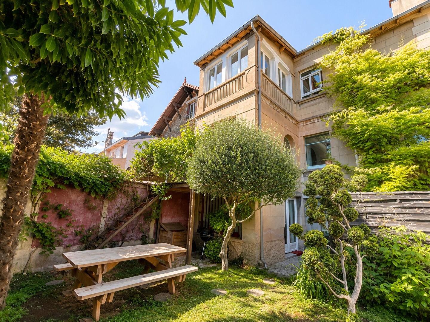 Fontenay-sous-Bois (94) 770 000 € Maison 5 pièces , 4 chambres 125.00 m² Avec jardin, terrasse Voir le bien
