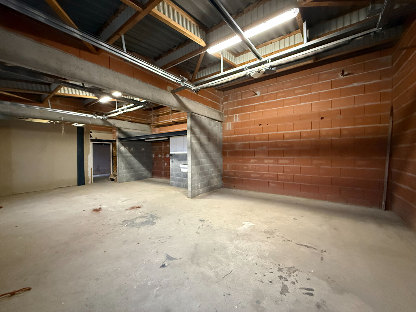 Local commercial CAZILHAC (11570) 120.00 m²