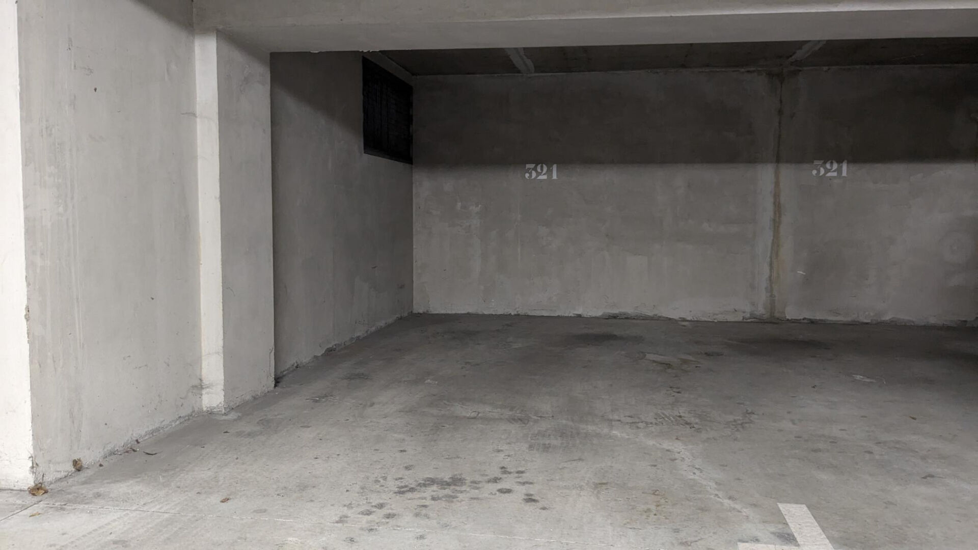 Parking / box LA ROCHE SUR YON (85000) 1 pièce 15.00 m²