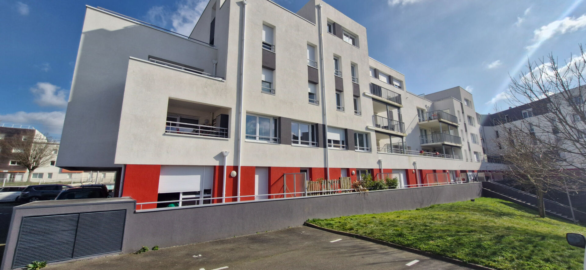 Parking / box LA ROCHE SUR YON (85000) 1 pi&egrave;ce 15.00 m&sup2;