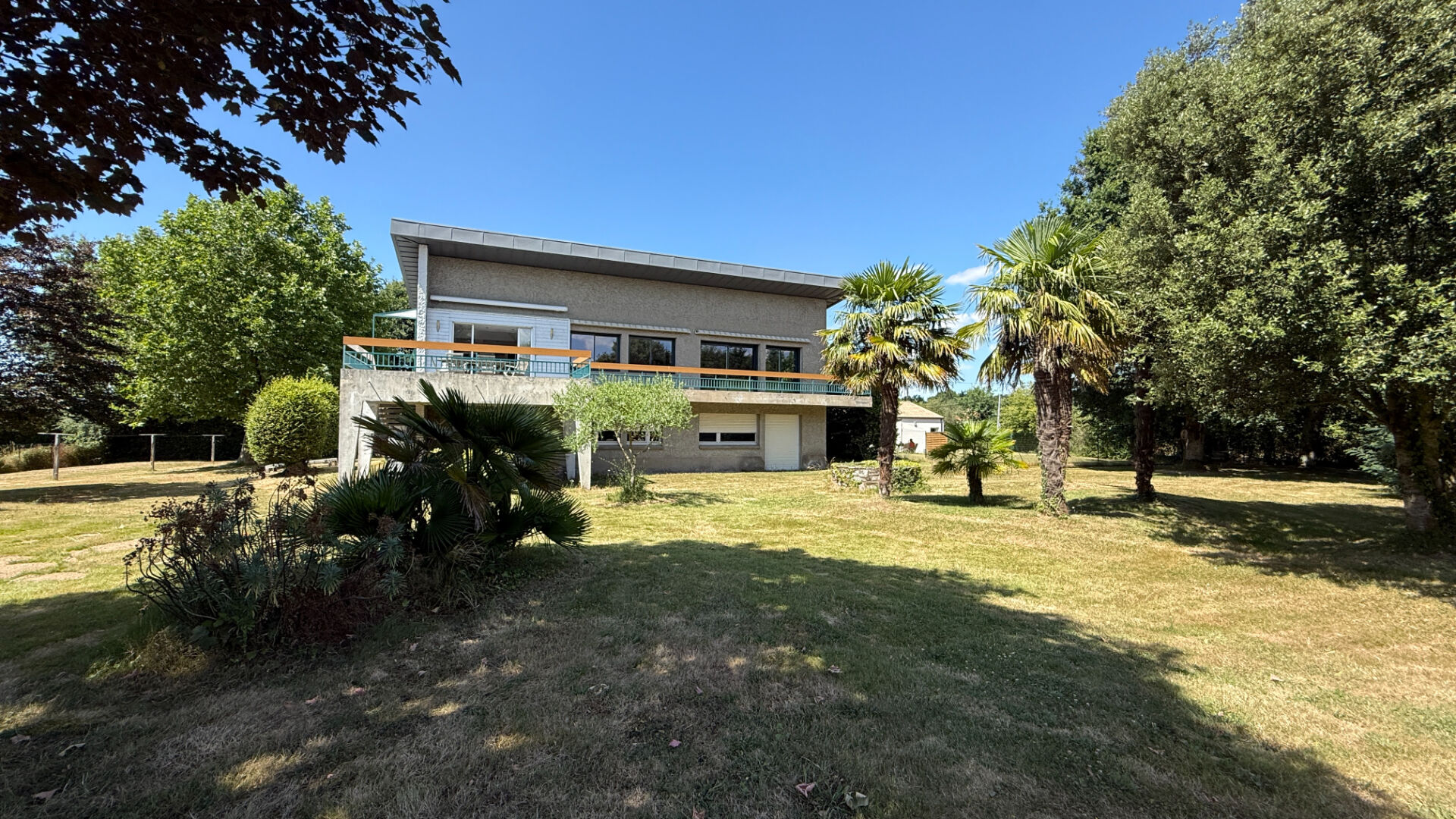 Maison LA ROCHE SUR YON (85000) 8 pièces 250.00 m²