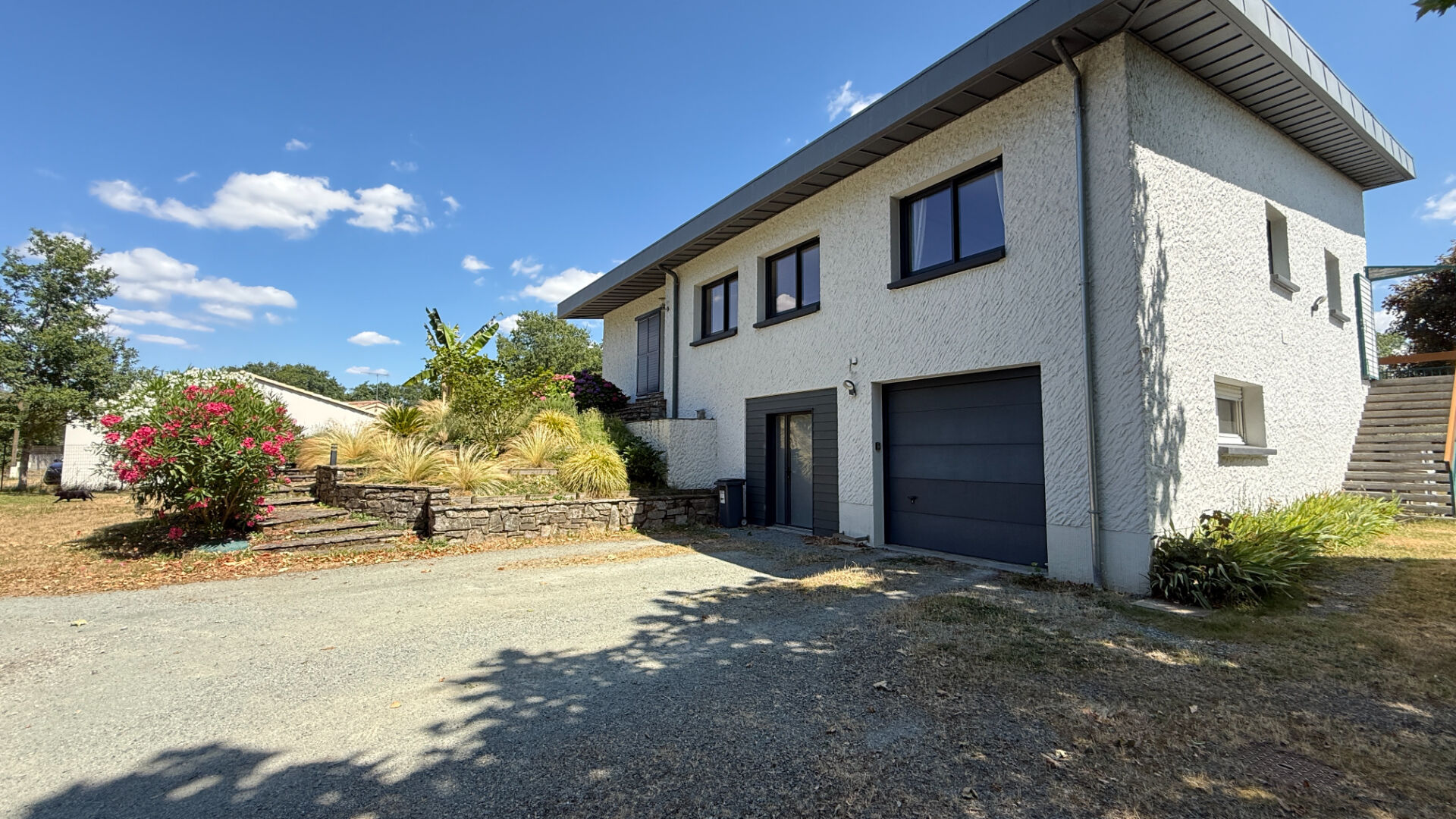 Maison LA ROCHE SUR YON (85000) 8 pièces 250.00 m²