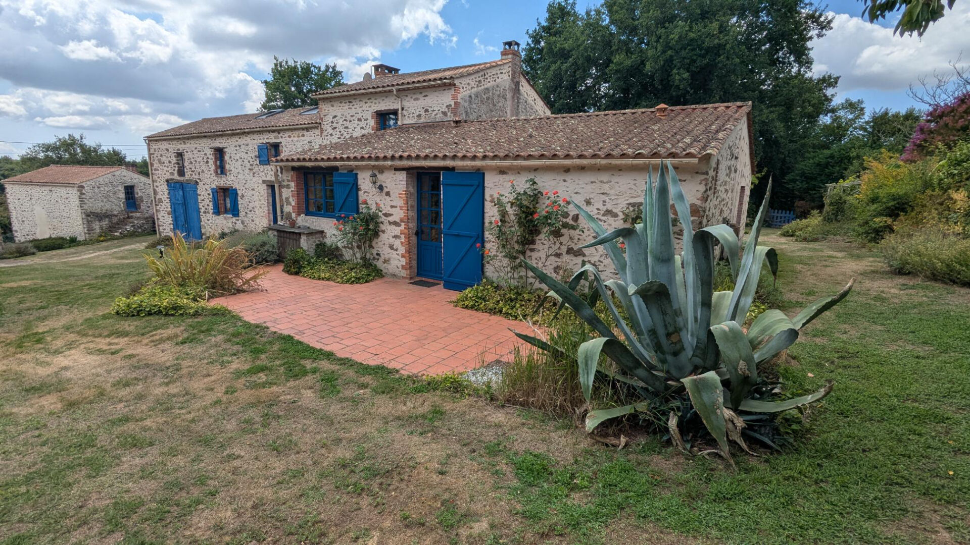 Maison LA ROCHE SUR YON (85000) 7 pièces 181.00 m²