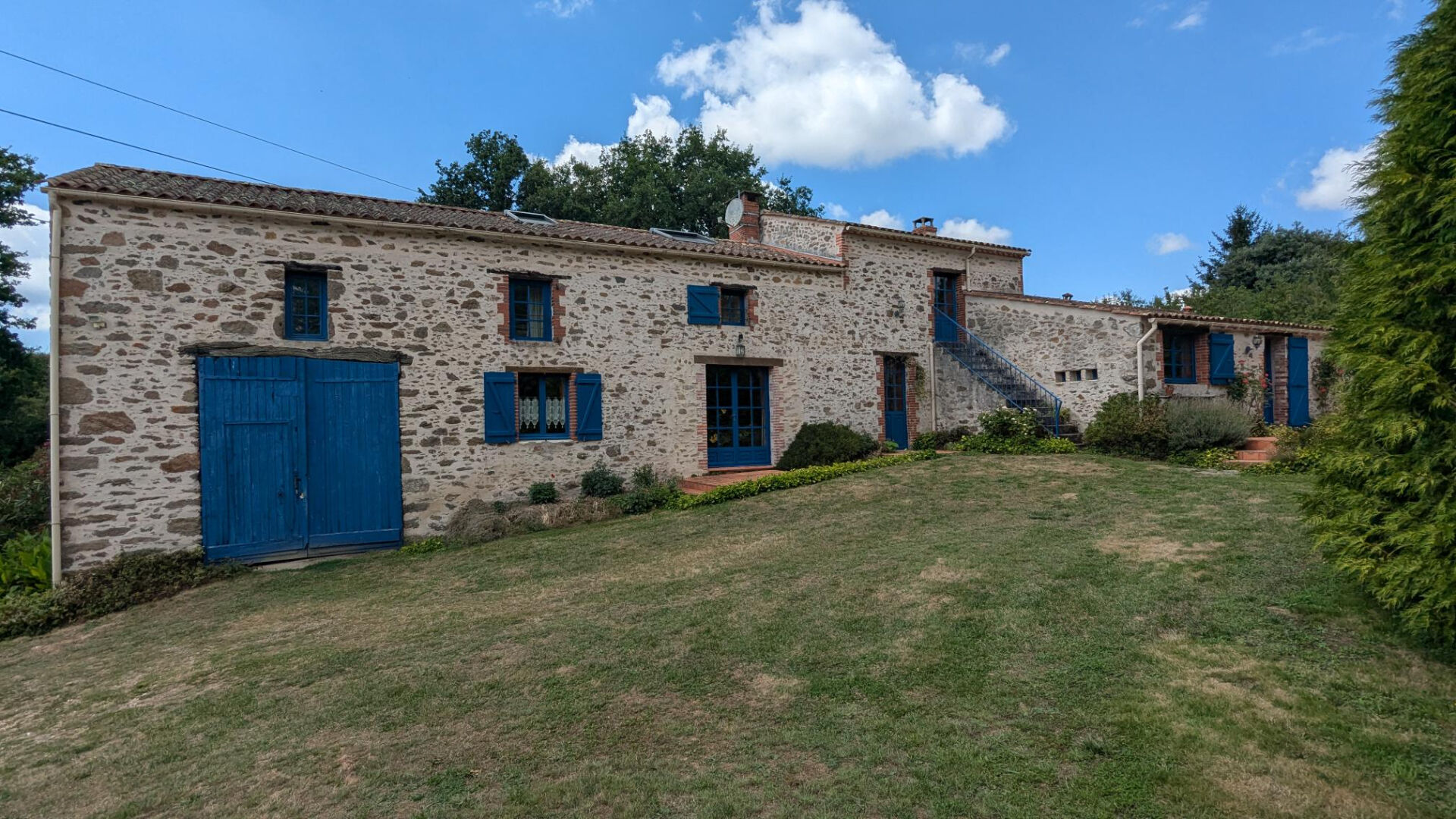 Maison LA ROCHE SUR YON (85000) 7 pièces 181.00 m²
