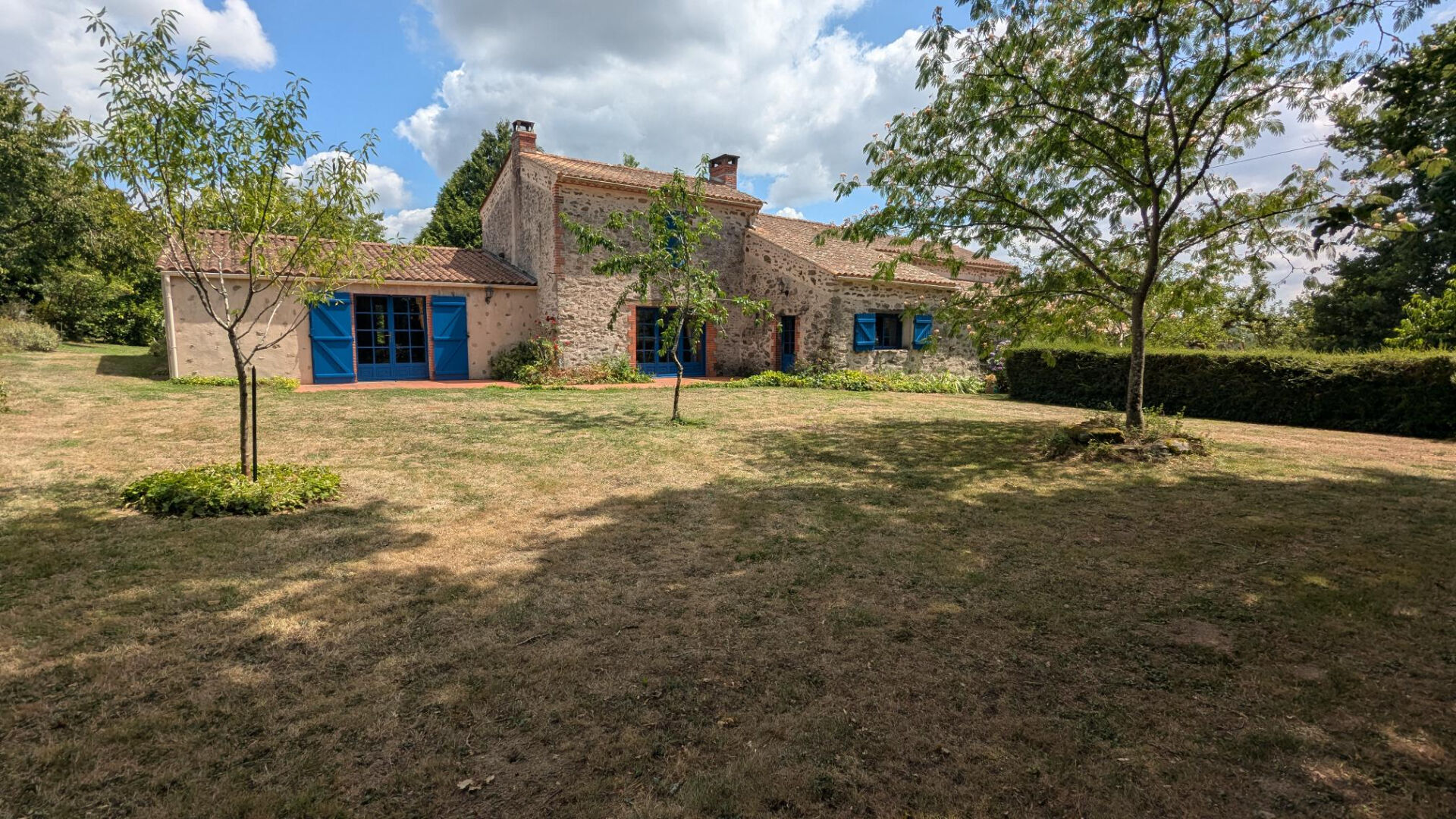 Maison LA ROCHE SUR YON (85000) 7 pièces 181.00 m²