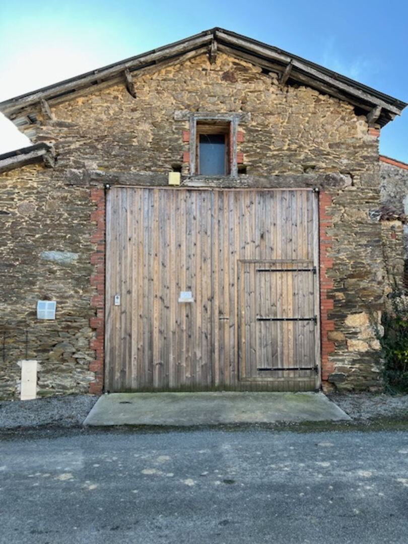 Grange LA CHAIZE LE VICOMTE (85310) 1 pièce 156.00 m²