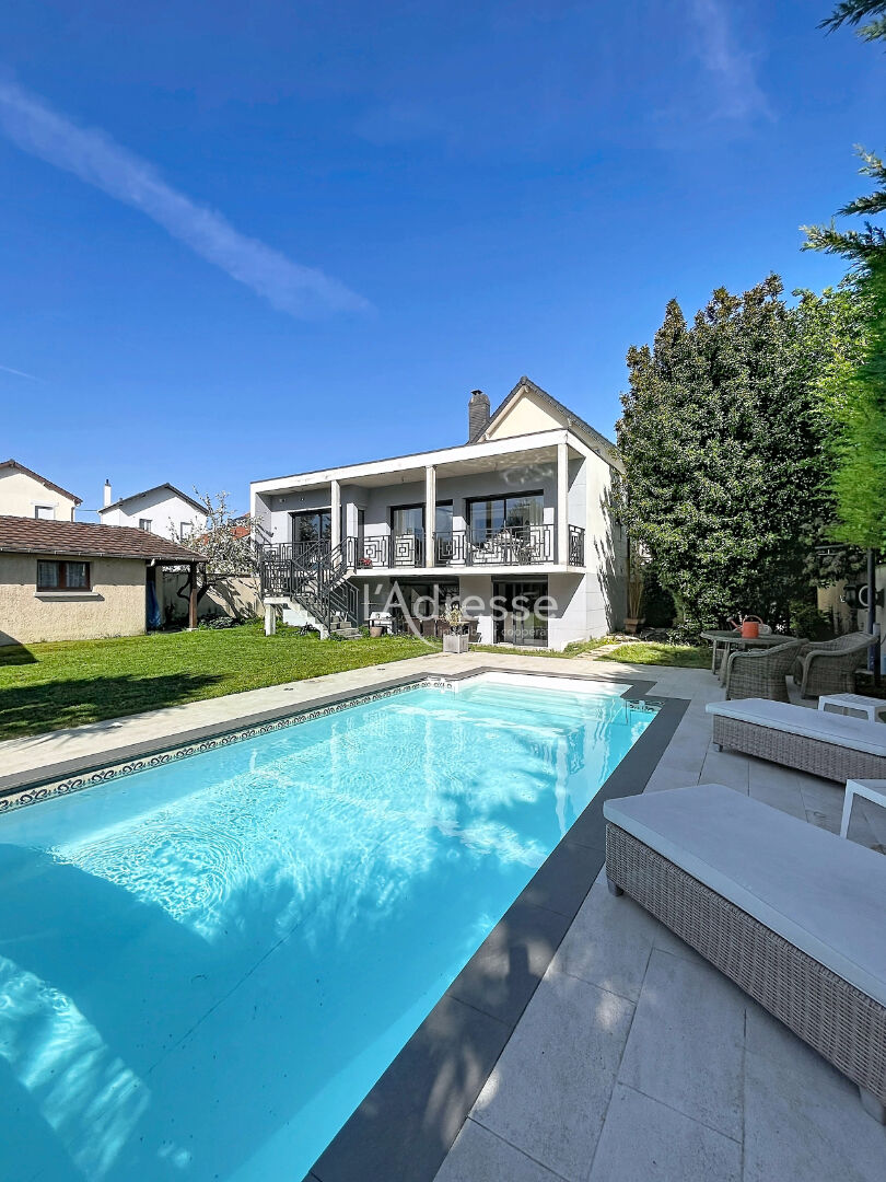 à 5 km de Vaujours Exclusif 760 000 € Maison 7 pièces , 5 chambres 254.00 m² Voir le bien