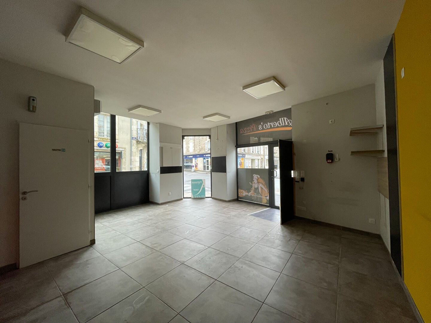Local commercial FONTENAY LE COMTE (85200) 60.00 m&sup2;