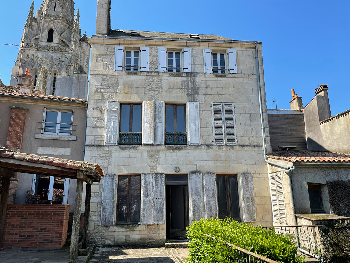 Immeuble FONTENAY LE COMTE (85200) 11 pièces 252.06 m²