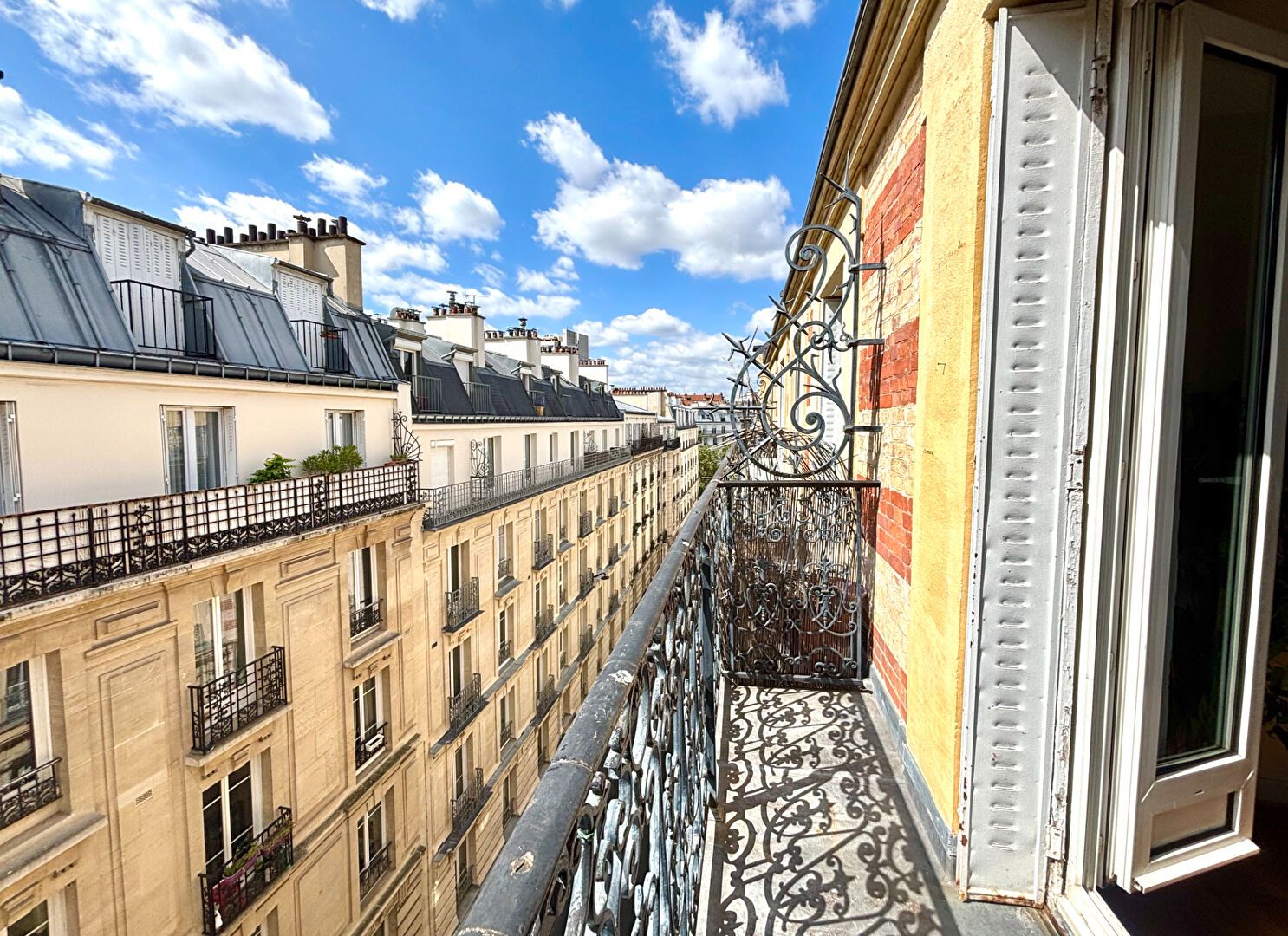 à 2 km de Paris 04 Exclusif 390 000 € Appartement 2 pièces , 1 chambre 35.00 m² Avec terrasse Voir le bien