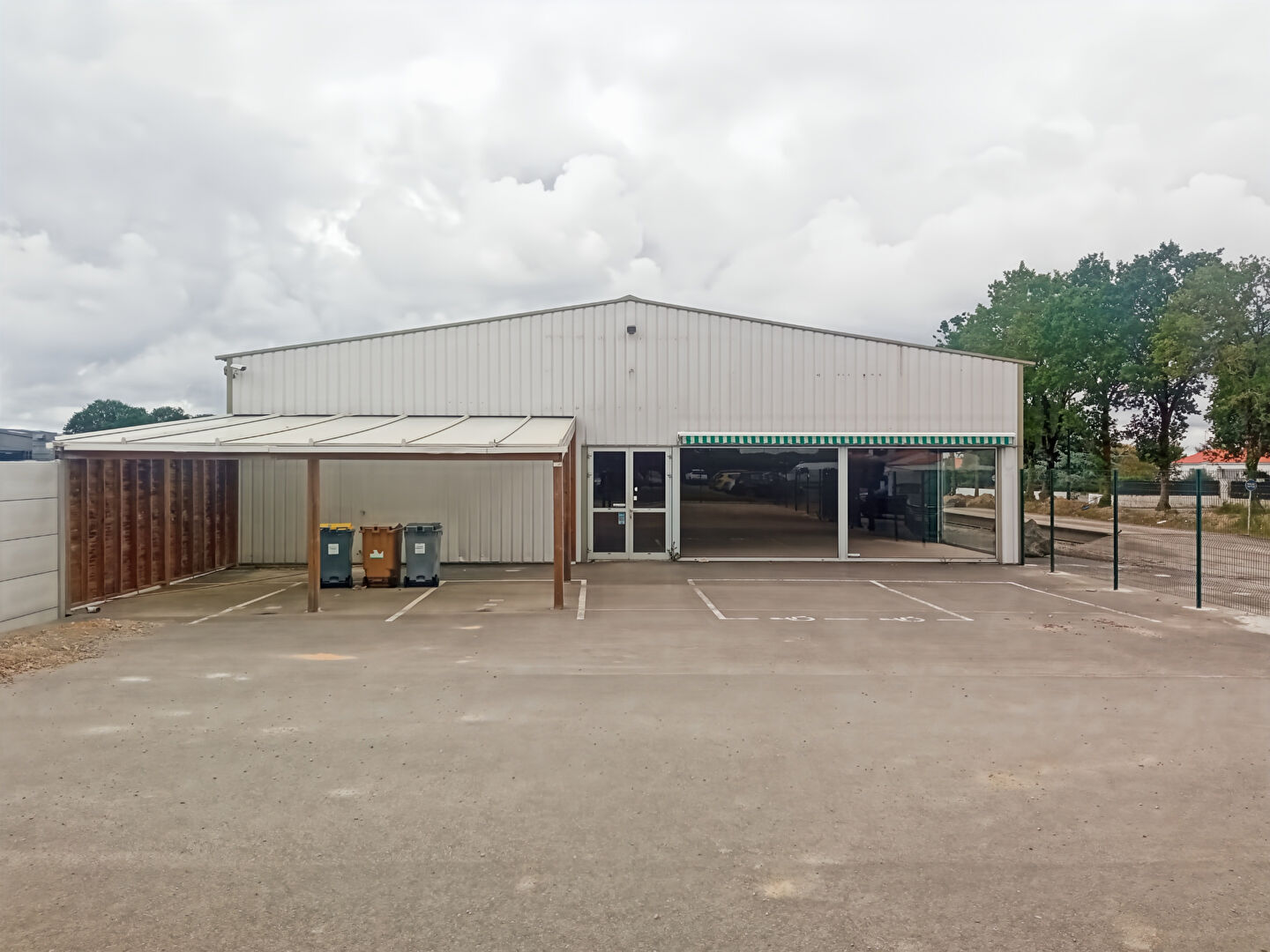 Local commercial  (85300) 180.00 m&sup2;