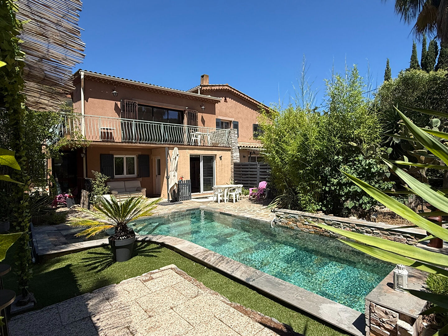 Maison LA CRAU (83260) 10 pi&egrave;ces 210.00 m&sup2;