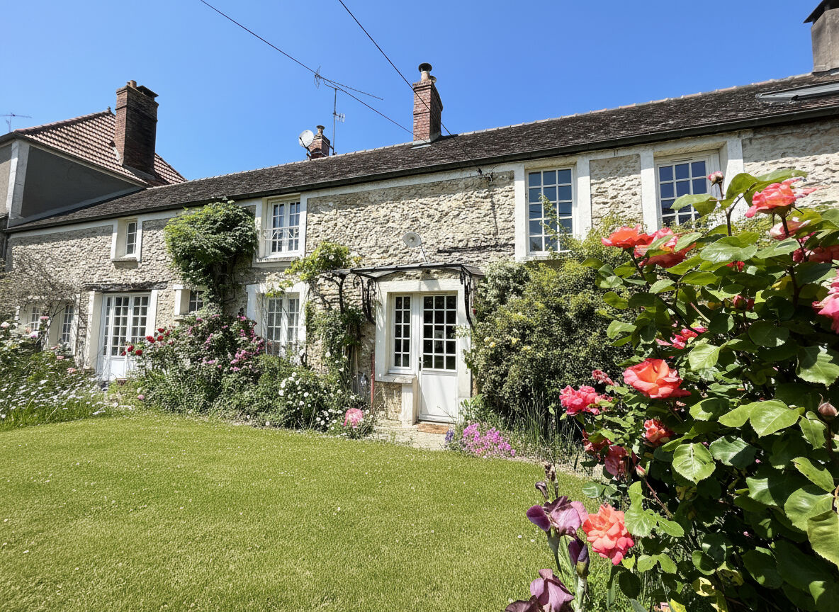 Dourdan (91) 419 000 € Maison 7 pièces , 5 chambres 250.00 m² Avec jardin, terrasse Voir le bien