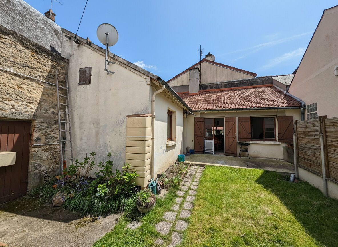 Dourdan (91) Exclusif 218 000 € Maison 3 pièces , 1 chambre 45.00 m² Avec jardin Voir le bien