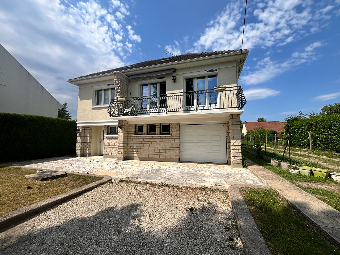à 11 km de Rambouillet 334 000 € Maison 5 pièces , 4 chambres 107.91 m² Avec jardin Voir le bien